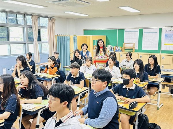 鳳西國中締造國際交流新紀錄 與韓國南倉中學友誼長存