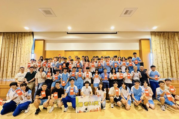 鳳西國中5A優秀畢業生返校領獎 感恩家長會與財玉獎助學金支持