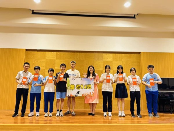 鳳西國中5A優秀畢業生返校領獎 感恩家長會與財玉獎助學金支持