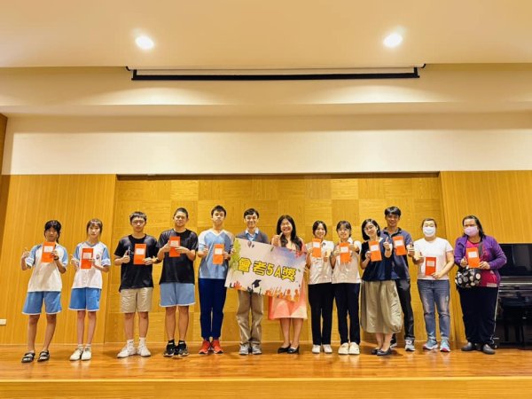 鳳西國中5A優秀畢業生返校領獎 感恩家長會與財玉獎助學金支持