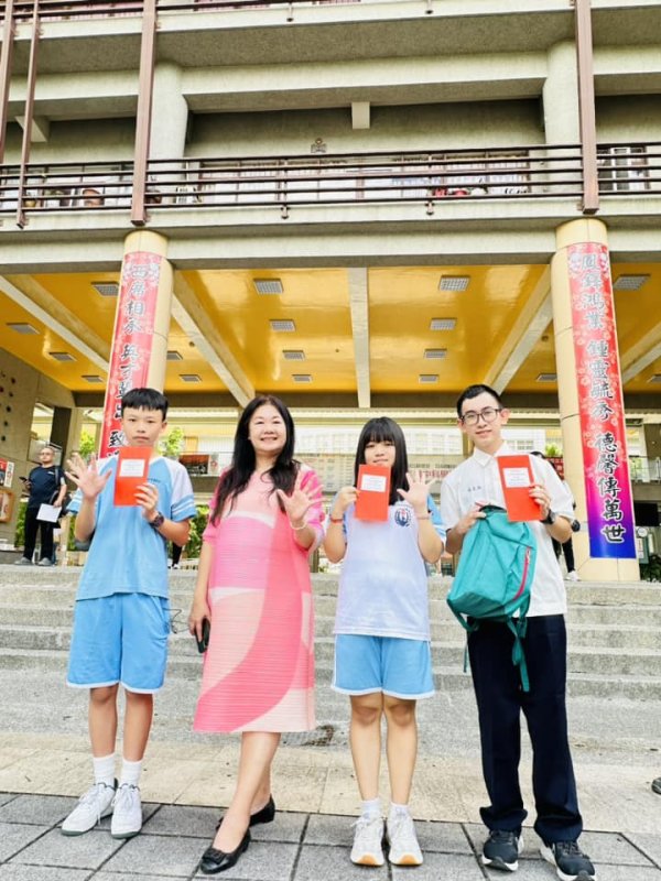 鳳西國中5A優秀畢業生返校領獎 感恩家長會與財玉獎助學金支持