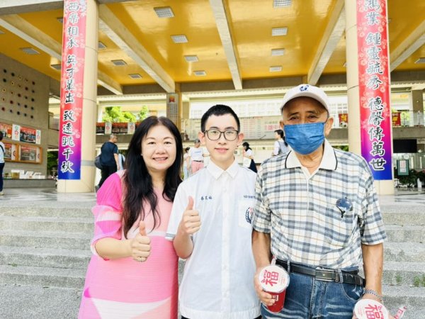 鳳西國中5A優秀畢業生返校領獎 感恩家長會與財玉獎助學金支持