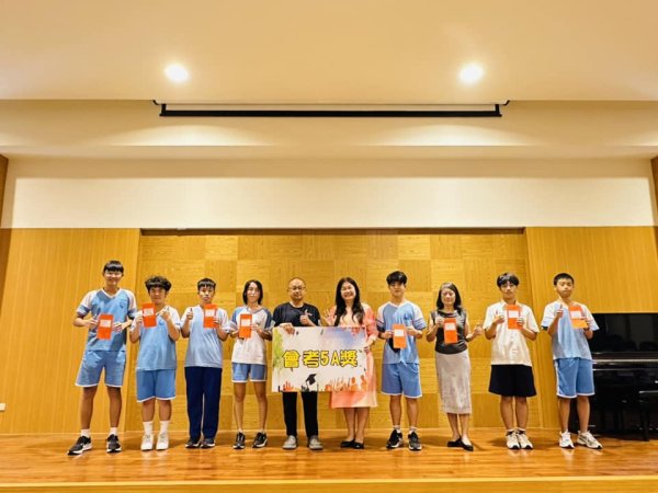 鳳西國中5A優秀畢業生返校領獎 感恩家長會與財玉獎助學金支持