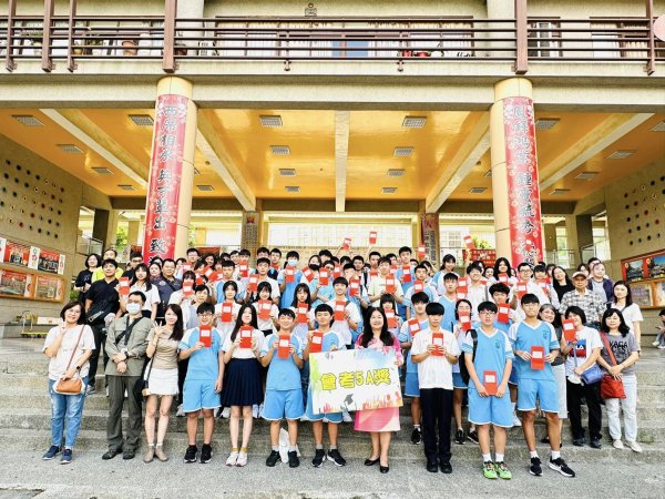 鳳西國中5A優秀畢業生返校領獎 感恩家長會與財玉獎助學金支持