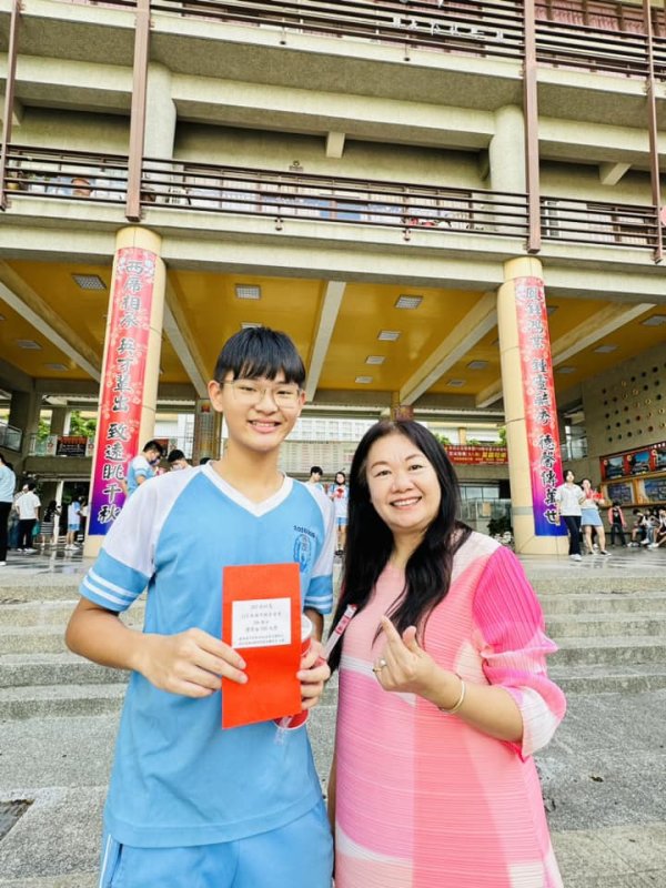 鳳西國中5A優秀畢業生返校領獎 感恩家長會與財玉獎助學金支持