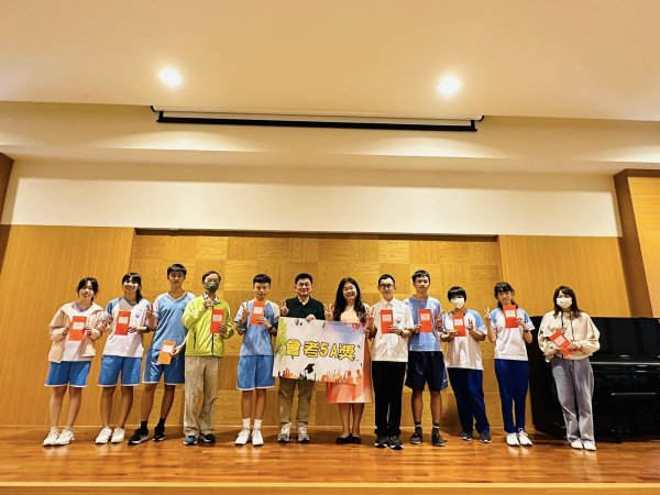 鳳西國中5A優秀畢業生返校領獎 感恩家長會與財玉獎助學金支持